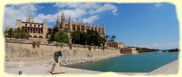 Palma de Mallorca - Kathedrale La Seu mit Parque del Mar Palma de Mallorca - Kathedrale La Seu mit Parque del Mar