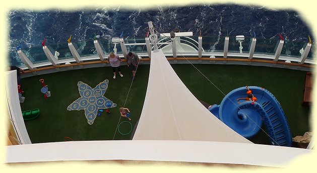 Kids auf dem Außendeck die vom Planschen und Rutschen nicht genug bekommen Kids auf dem Außendeck die vom Planschen und Rutschen nicht genug bekommen