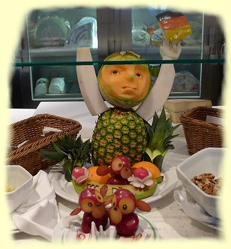 zweiter Seetag - Figuren, kunstvoll auf den Buffets drapiert zweiter Seetag - Figuren, kunstvoll auf den Buffets drapiert