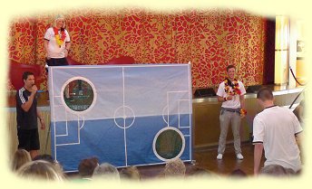 zweiter Seetag - Fußballfans im Theatrium zweiter Seetag - Fußballfans im Theatrium