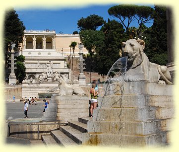 Rom - Piazza del Popolo , Löwenbrunnen mit Blickauf dem Pincio