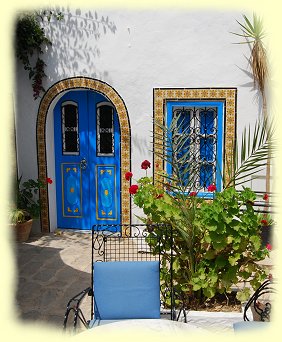 La´Goulette - malerischen weißen Häusern mit ihren blauen Erkern, Fensterrahmen,