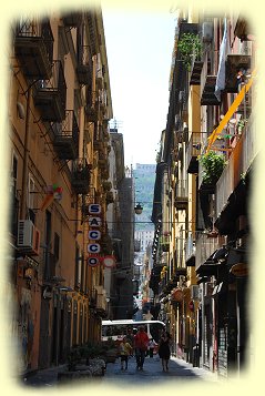 Neapel - Spaccanapoli, eine der bekanntesten Straßenzüge von Neapel