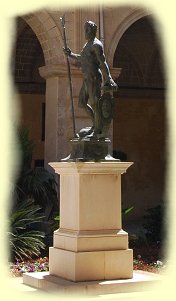 Valletta - Bronzekulptur  Neptune Court