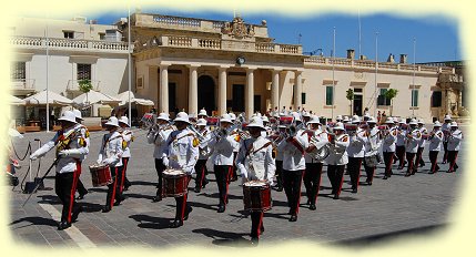 Valletta - DSC_0353 - Militär-Parade vor dem Gebäude der Hauptwache, Piazza San Giorgio