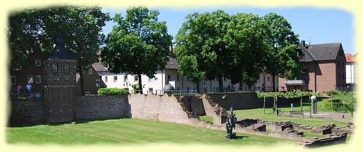 Rees - Wchtertrmchen mit BLick auf auf den Skulpturenpark.