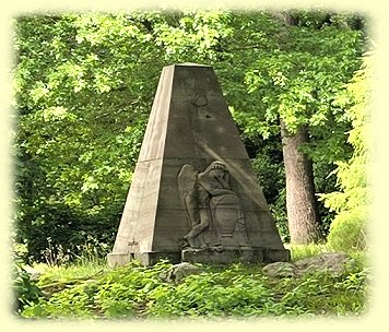 Schloss Lütetsburg -- Sandsteinpyramide Schloss Lütetsburg -- Sandsteinpyramide