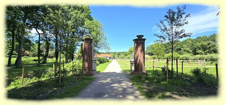Schloss L�tetsburg - historische Torpfeiler
