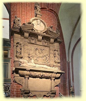 Norden - Ludgeri-Kirche - Grabmal Unico Manninga