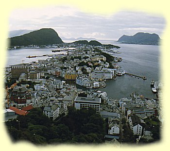 Blick vom Aussichtpunkt Kniven auf Alesund