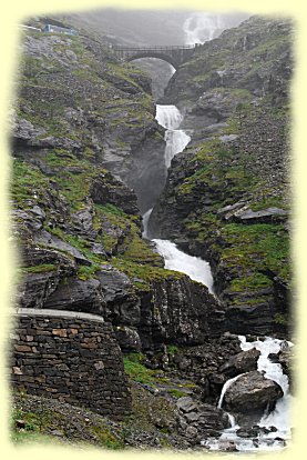 Natursteinbrücke Stigfoss mit Wasserfall Stigfossen