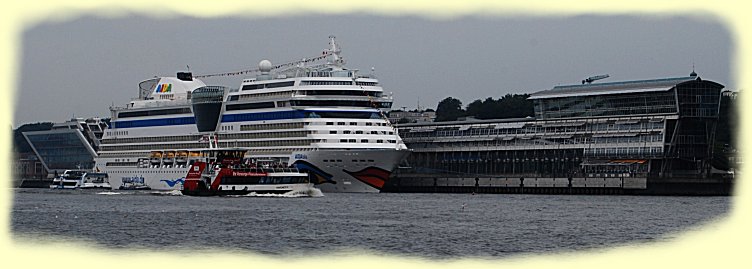 Hamburg - Blick zurck auf die AIDAblu