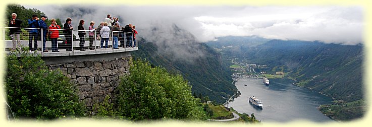 Blick von der Aissichtsplattform Adlerkehre nach Geiranger Blick von der Aissichtsplattform Adlerkehre nach Geiranger