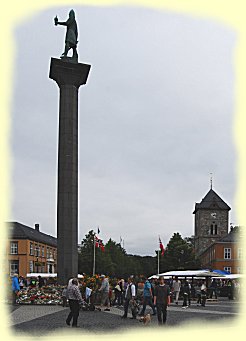 Trondheim - Olav Trygvasson  Denkmal mit Var Frue Kirke im Hintergrund