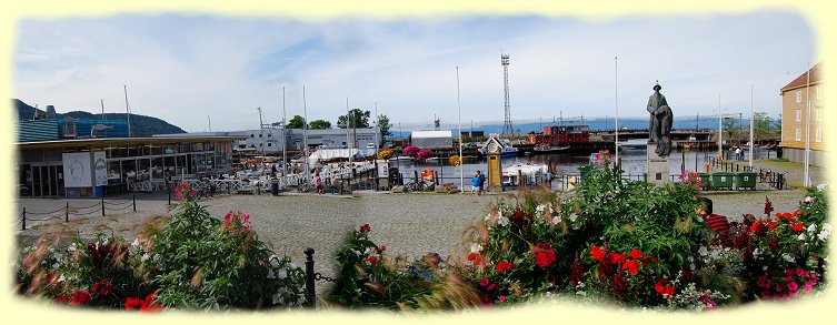 Trondheim Fischmarkt - rechts die Statue zu Ehren der tapferen norwegischen Fischer