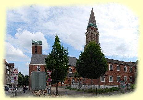 Kiel - links die St. Nicolaus Kirche - rechts Rathausturm Kiel - links die St. Nicolaus Kirche - rechts Rathausturm