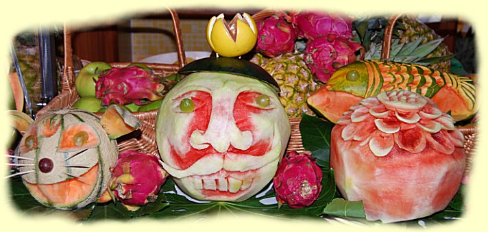 Auf der AIDAblu - aufwendig geschnitzte Figuren aus Obst, Gemüse und Früchten zierten die Tresen
