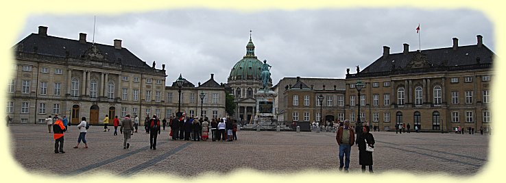 Kopenhagen - Schloss Amalienborg - Hintergrund die Frederiks Kirche