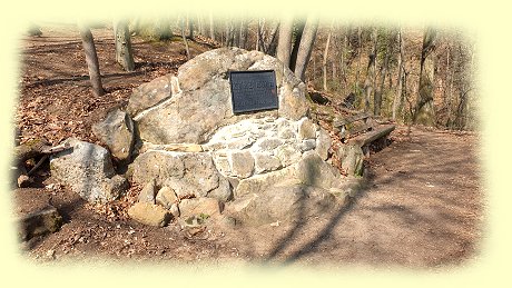Gedenkstein mit Gedenktafel Gedenkstein mit Gedenktafel