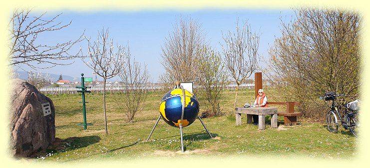 Edesheim - Platz fr Wanderer und Radfahrer