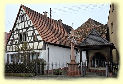 Geinsheim - Wegekreuz mit einer Christusfigur Geinsheim - Wegekreuz mit einer Christusfigur