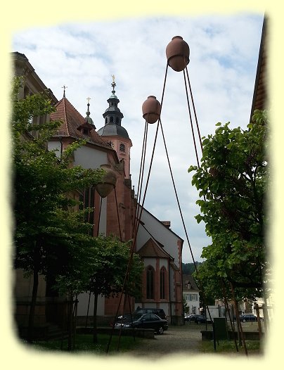 Baden Baden - Vasen auf langen Eisenstelzen