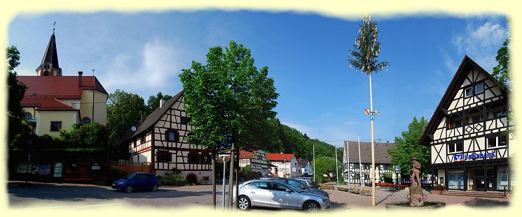 Michelbach - Lindenplatz mit Pfarrkirche St. Michael