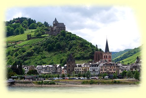 Bacharach rechts St. Peter links daneben Wernerkapelle -oben Burg Stahleck links unten Markttor