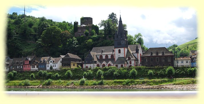 Niederheimbach - Hintergrund Heimburg -Hoheneck- - Vordergrund Kath. Pfarrkirche St. Mariae Himmelfahr