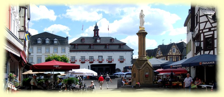 Linz - Marktplatz mit Rathaus und Mariensäule