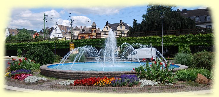 Linz -  blumenumpflanzte Brunnenanlage