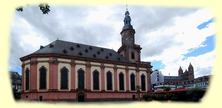Worms - Dreifaltigkeitskirche mit Dom im Hintergrund