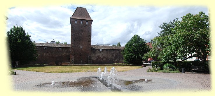 Worms - Stadtmauer mit Torturm