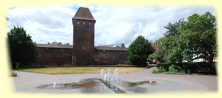 Worms - Stadtmauer mit Torturm Worms - Stadtmauer mit Torturm