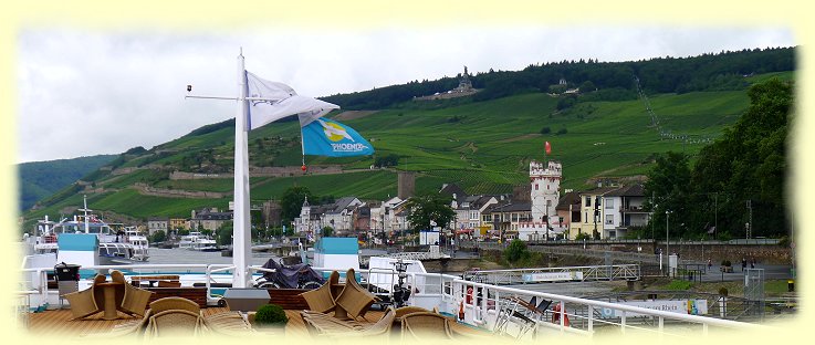 Rdesheimer - Blick zum Adlerturm und Niederwalddenkmal