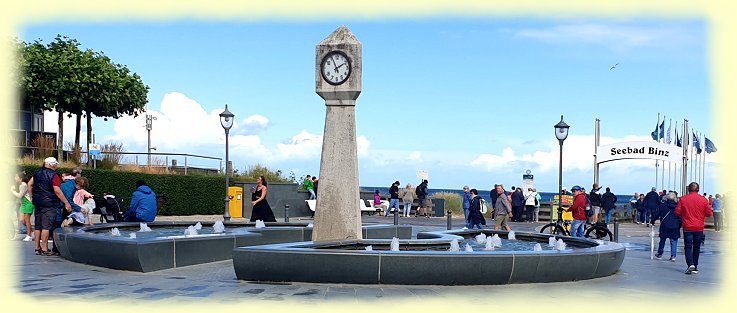 Binz 2023 - Uhrenturm mit Brunnen