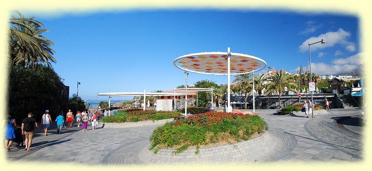 Platz  mit Shopping Center