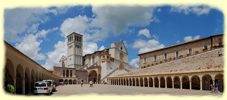 Assisi - Blick auf den Eingang der Unter- und Oberkirche
