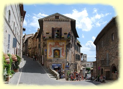 Assisi - Eckhaus mit Blick zur Chiesa San Pietro Assisi - Eckhaus mit Blick zur Chiesa San Pietro