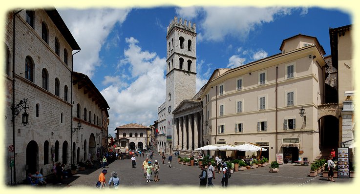 Assisi - Piazza Cumune mit Kirche in Santa Maria sopra Minerva
