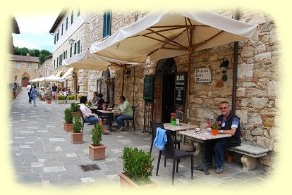 Bagno Vignoni - Essenlokale und Souvenirgeschäfte