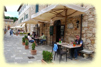 Bagno Vignoni - Essenlokale und Souvenirgeschäfte Bagno Vignoni - Essenlokale und Souvenirgeschäfte