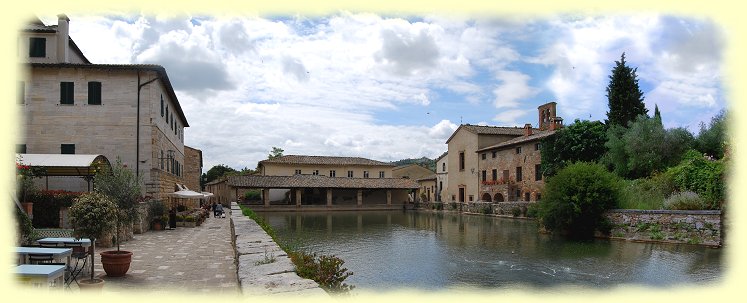 Bagno Vignoni - Ortszentrum mit Steinbecken und Chiesa di San Giovanni Battista