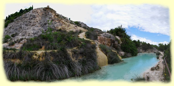 Bagno Vignoni - kostenfreie Badestellen unterhalb des Felsen