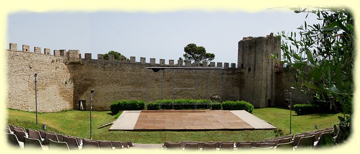 Castiglione del Lago - Lwenburg - Theaterauffhrungen im Burggarten