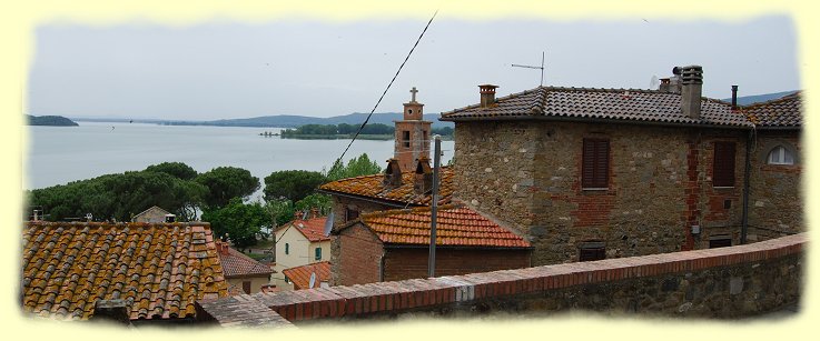 Passignano sul Trasimeno - Blick über die Dächer der Stadt, dem See bis zur Insel Isola Maggiore