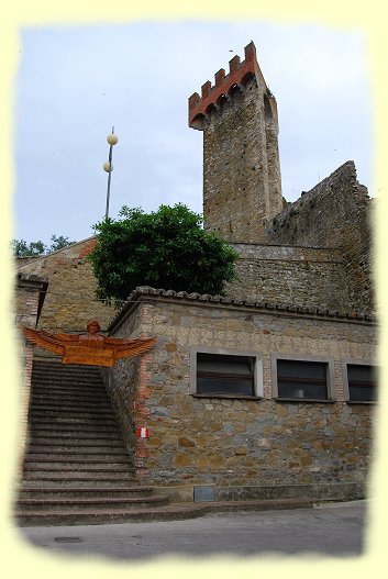 Passignano sul Trasimeno - dreieckige Turm und Reste der Burg