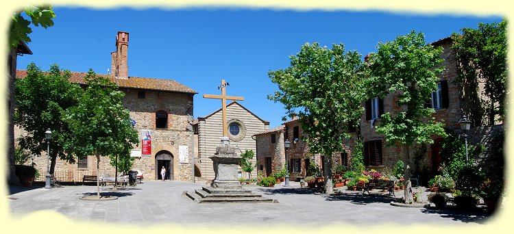 Lucignano - Piazza del Tribunale mit blick auf Palazzo Comunale und Piazza San Francesco  mit gleichnamigen Kirche