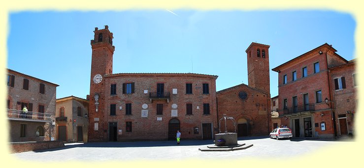 Torrita di Siena - Palazzo Pretoreo und rechts Sante Flora e Lucilla