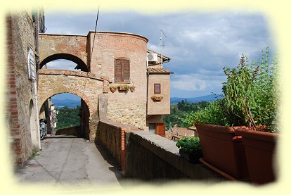 Chianciano Terme - Torbogen, entlang der Mauer